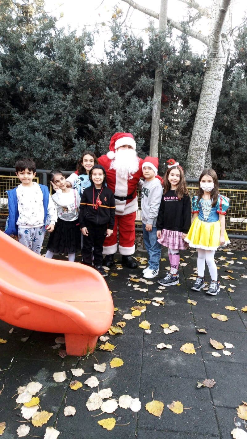 Noel Baba yılbaşı için ev otel evler hediye servis çocuklar için Noel Baba
